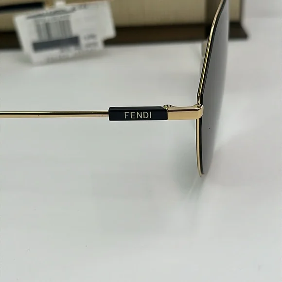 New Authentic Fendi Brown Pilot Unisex Sunglasses FE40080U 30E 65. - Picture 8 of 16